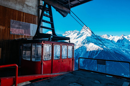 冬季阳光明媚的山地滑雪场缆车升降机