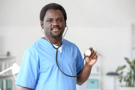 门诊带听诊器的美国黑人男护士