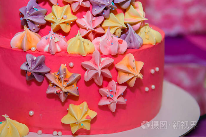 粉红色的奶油星星蛋糕