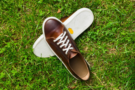 棕色运动鞋