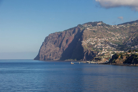 马德拉壮观的风景海岸线峭壁徒步小径海