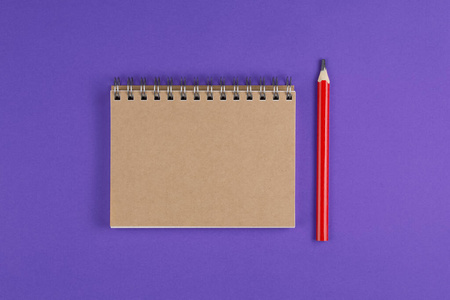 紫色背景铅笔的学校笔记本