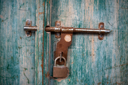 破旧门上的复古铁锁