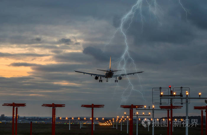机场降落飞机上有雷雨