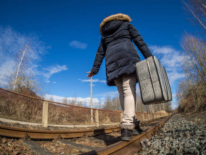 在铁路上行走的女孩
