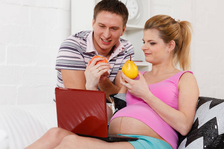 节食 怀孕 期望 丈夫 等待 计算机 休息 女人 未来 照顾