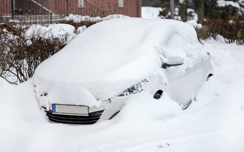 大雪过后汽车被厚厚的雪覆盖。