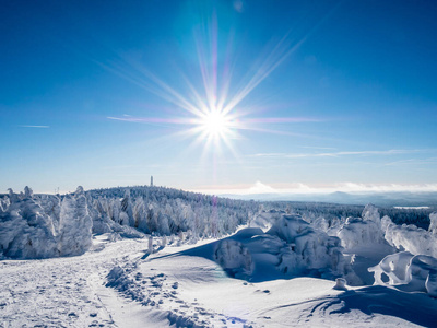 埃尔兹盖比格山脉冬季积雪景观