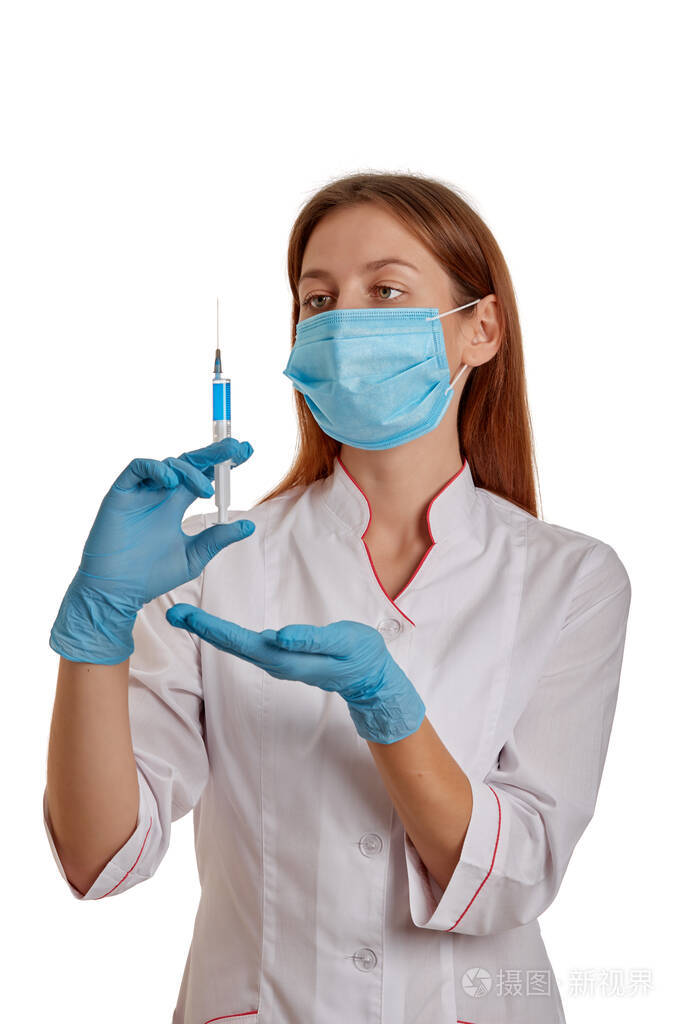 穿白大褂白底的医生手里拿着注射器,手里拿着药.