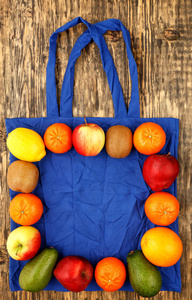 环保棉袋，经典蓝色，木质背景下有水果。