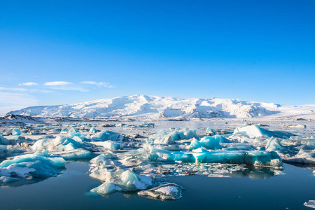 冰岛南部约库萨隆冰川泻湖中的冰山