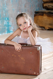 宝贝 小孩 手提箱 女人 美女 公主 艺术 服装 旅游业