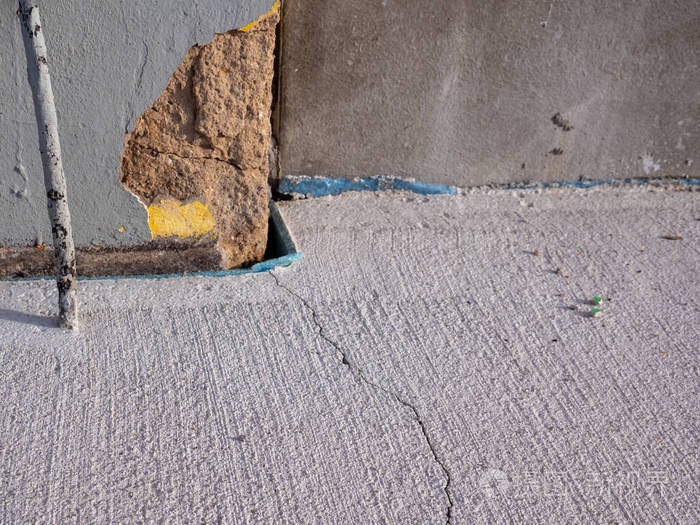 混凝土建筑裂缝损坏墙面抹灰