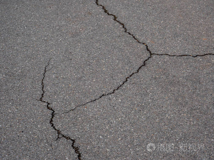 沥青路面上的警告裂缝