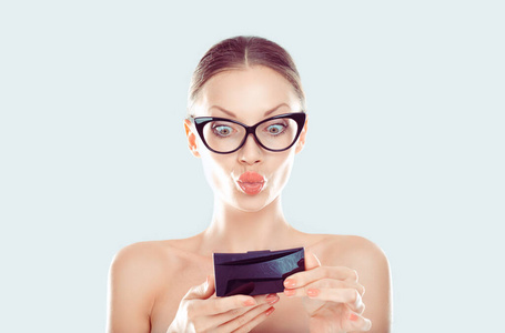 起凡表情特写写真美丽迷人,年轻,快乐的女人,女朋友美女撅起嘴来,送吹