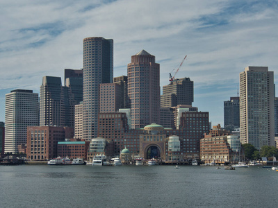 波士顿马萨诸塞州港口和城市水面天际线
