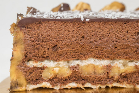 半块蛋糕——白底白底.切蛋糕有明显的层次和白色的填充香蕉照片