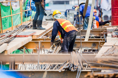 高空作业施工队。建筑工人