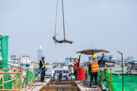 城建工地的绿色高空作业平台上建筑工程的高空作业平台高层建筑外墙