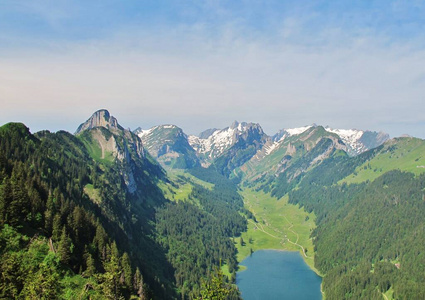 徒步旅行 山谷 天空 森林 美丽的 夏天 自然 阿尔卑斯山