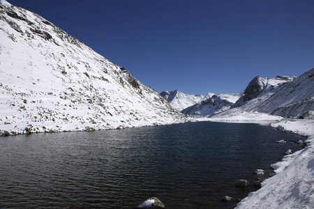 瑞士圣莫里茨湖和雪山