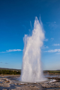 冰岛Geysir地区的间歇泉Strokkur喷发