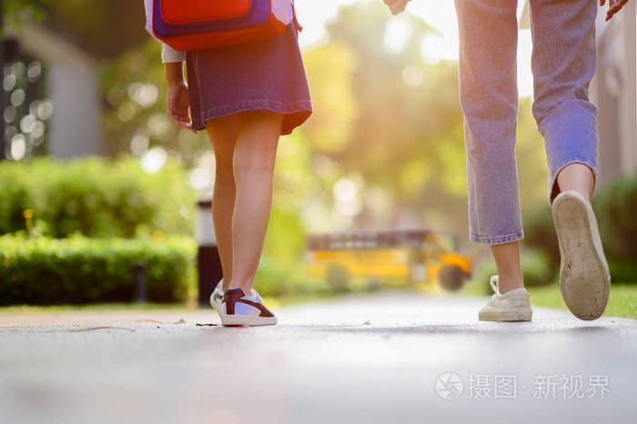 母亲 妈妈 青年 可爱的 养育子女 女孩 学校 夏天 教育