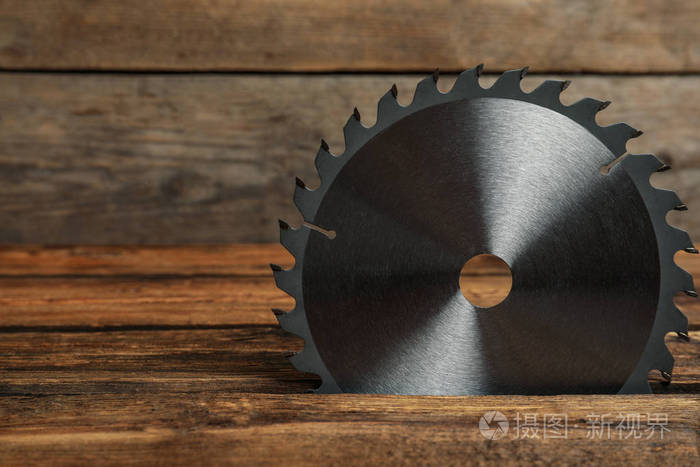 锯盘在木制背景上空格为文字木工工具