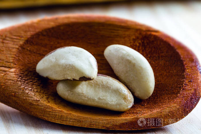 brazilnutmacrophotocloseupacrechestnutinwoodenspoon