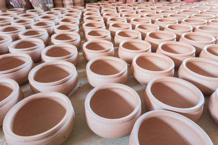 越南河内一组未烧制的陶土陶罐