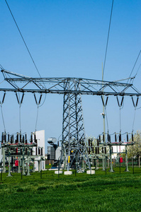 高的 能量 传输 危险 开关设备 草地 塔架 发电机 权力