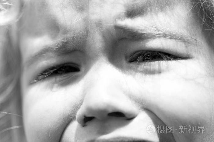 可爱的小女孩在哭可怜的孩子