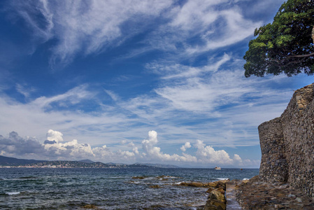 全景图 地中海 远景 帆船 天空 法国 船艇 岩石 海岸