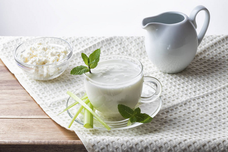 白底艾兰或凯菲尔饮料发酵乳饮料发酵益生菌