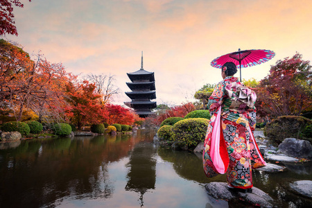 穿着传统kimino服装的年轻日本女旅行者