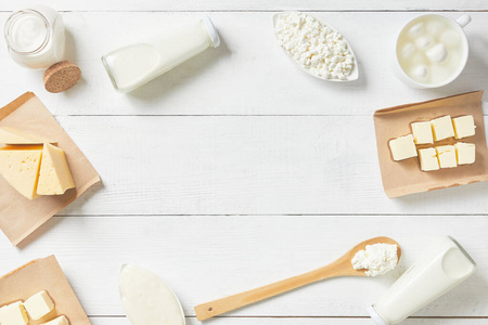 白色背景乳制品的俯视图。牛奶，酸奶油，马苏里拉干酪，酸奶，奶酪。文本空间。