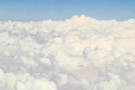 地球和云层在天空背景下有一架飞机