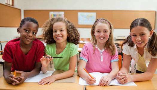 桌子 同学 在一起 学习 小学生 教室 纸张 微笑 童年