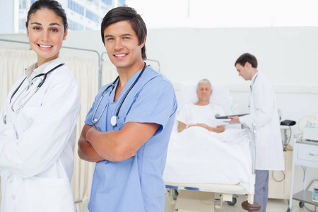 微笑 病人 在室内 男人 工作场所 年代 医院 听诊器 检查