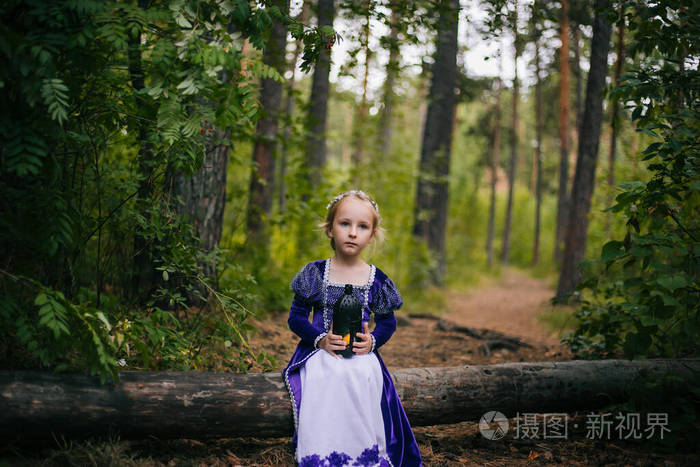 一个穿着紫色中世纪礼服的白发小女孩坐在一棵树上树上有一盏灯仙女