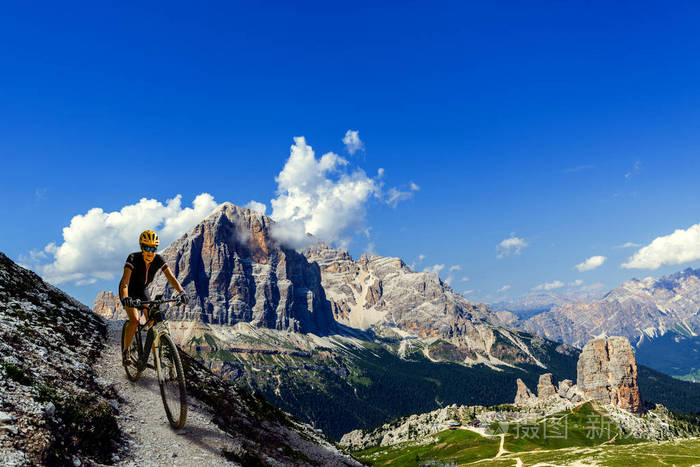骑自行车的女人在白云石山脉风景女子自行车mtb