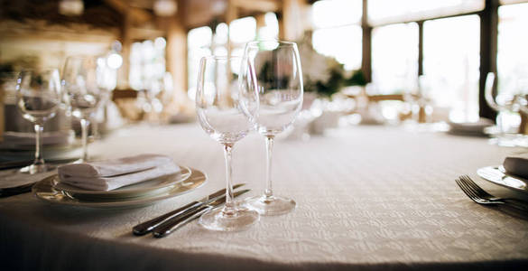 餐厅的餐桌摆设，餐桌上的玻璃杯
