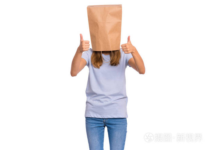 头上顶着纸袋的女孩