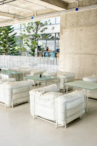 咖啡馆餐厅的空甲板和椅子