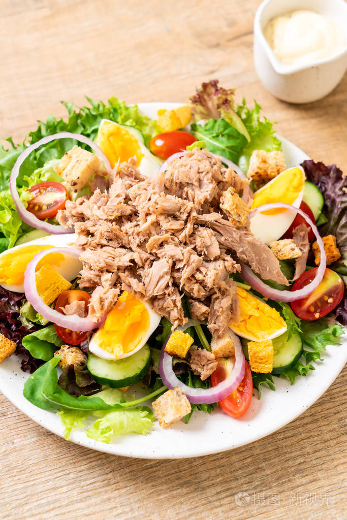 金枪鱼配蔬菜沙拉和鸡蛋