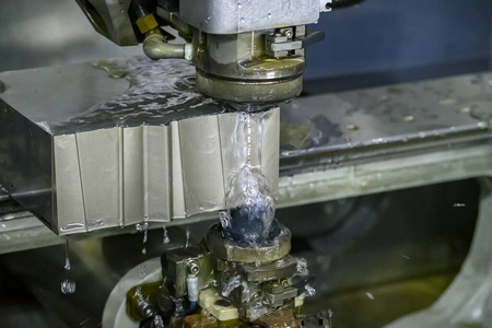 用液体冷却液切割模具零件的线切割机.照片