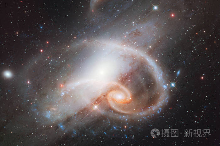 外太空中的星系。这张图片的元素由美国宇航局提供