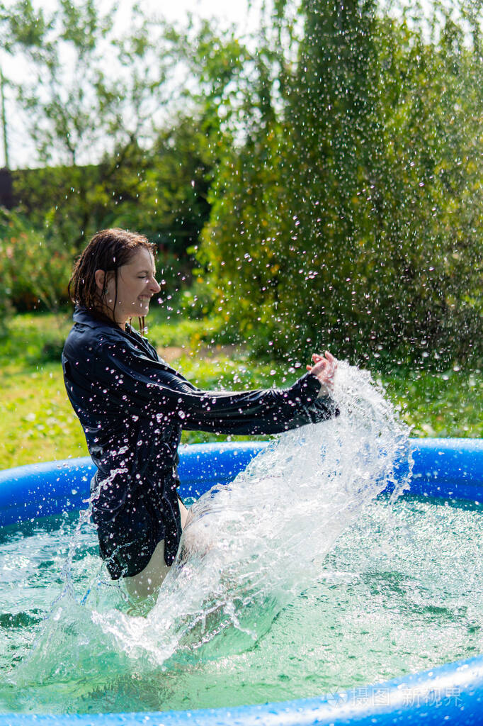裸体女人湿红发自然游泳池