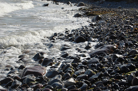 日落 波浪 石头 在里面 冲浪 浪涌 波罗的海 岩石 海滩