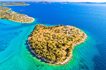 克罗地亚群岛中的小岛鸟瞰图图片